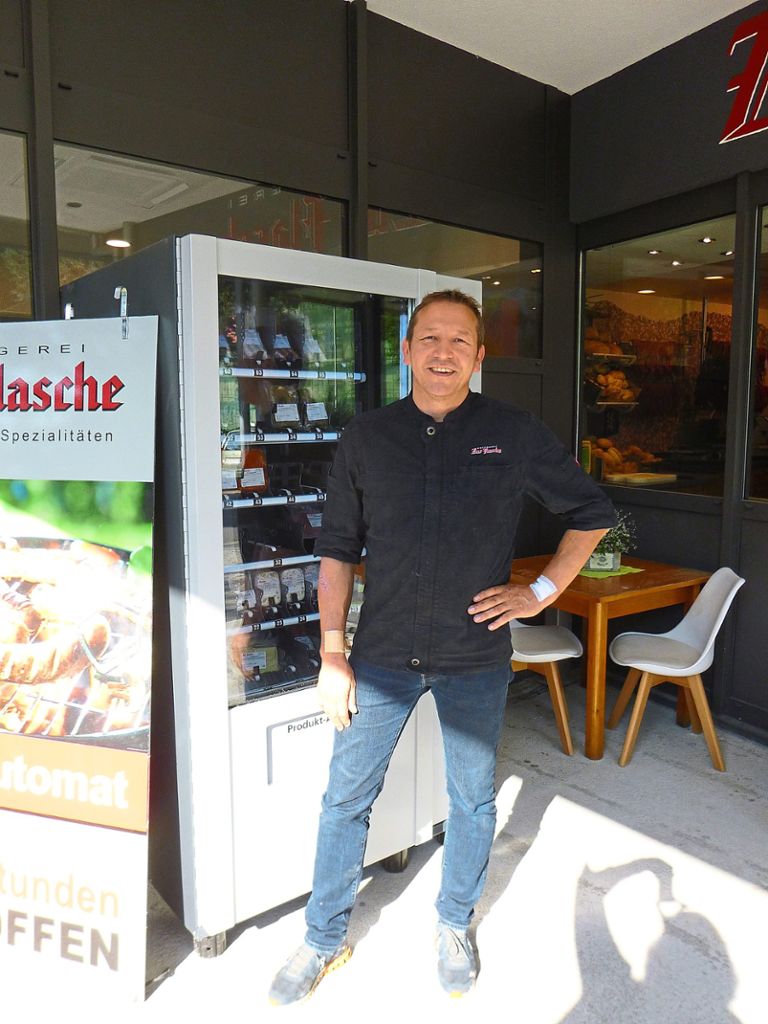 Markus Kenzle von der Metzgerei Flasche bietet Fleisch und Wurst in Kühlschränken an.