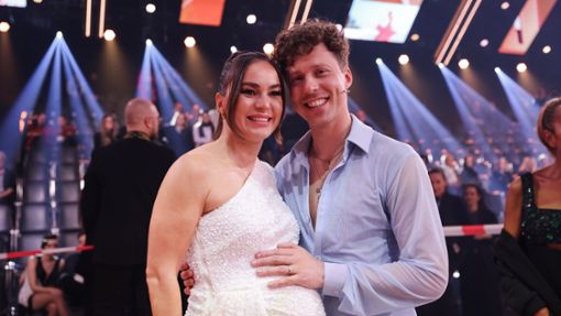Die schwangere Profitänzerin Renata Lusin und ihr Mann Valentin Lusin Ende Februar in der RTL-Tanzshow „Lets Dance“. Foto: Rolf Vennenbernd/dpa