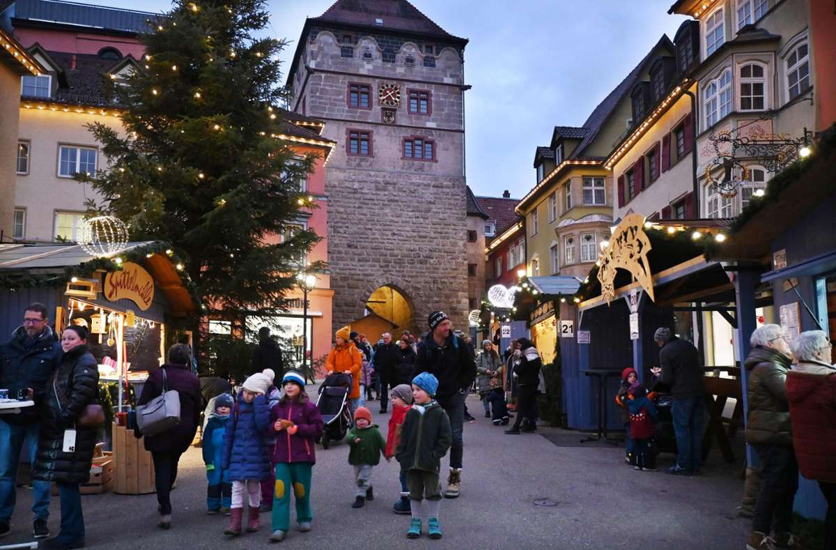 Vor allem viele Familien genießen tagsüber das Flair des Rottweiler Weihnachtsmarktes. Foto: Siegmeier