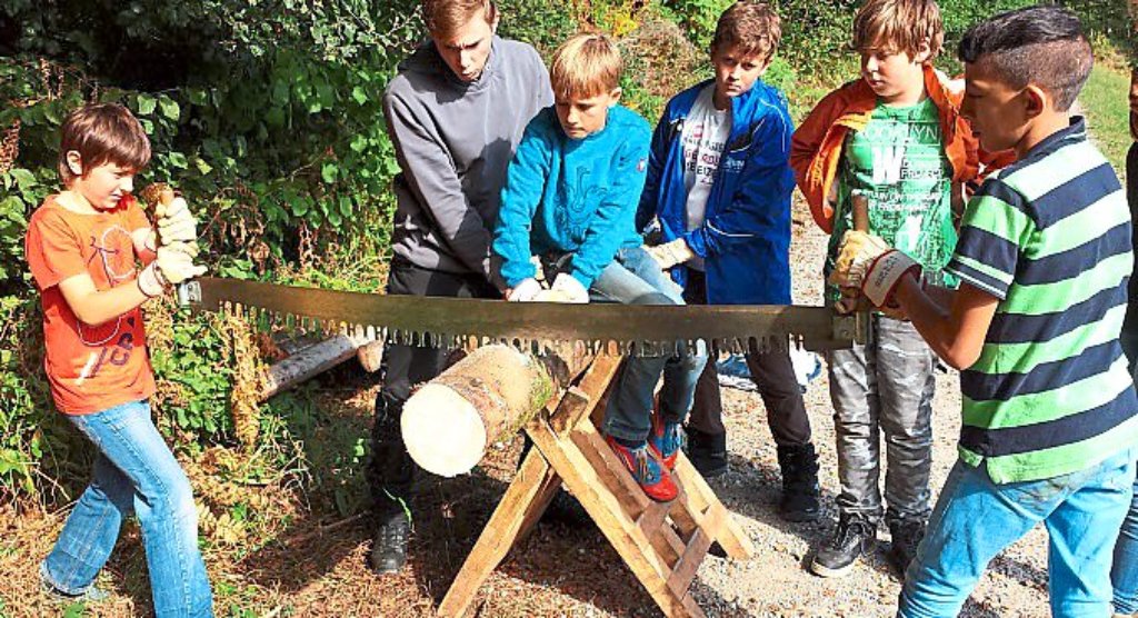 Die Fünftklässler sägten kräftig bei der Holzfällerolympiade.  Foto: Zimmermann Foto: Schwarzwälder-Bote