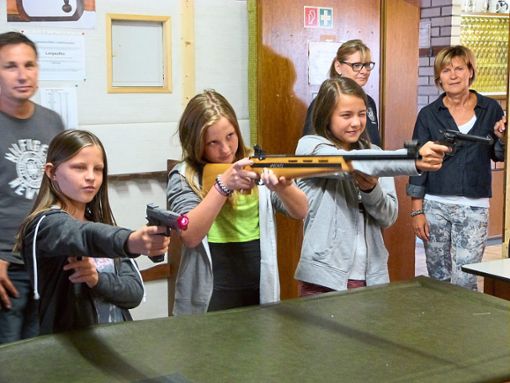 Der Empfinger Schützenverein bietet jährlich in den Sommerferien ein Schnupperschießen für Kinder an. Trotzdem bleibt die Nachwuchsgewinnung eine Herausforderung. (Archivfoto) Foto: Begemann