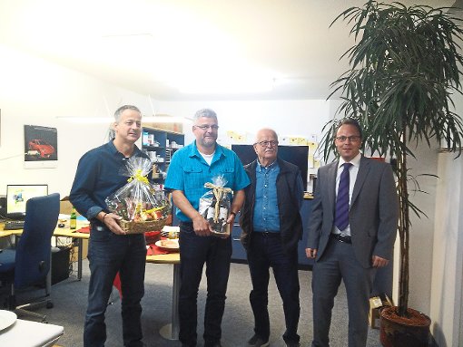 Bürgermeister Sven Holder (rechts) dankte Frank, Ralph und Rolf Gauss für die Betriebsführung.  Foto: Frank Foto: Schwarzwälder-Bote