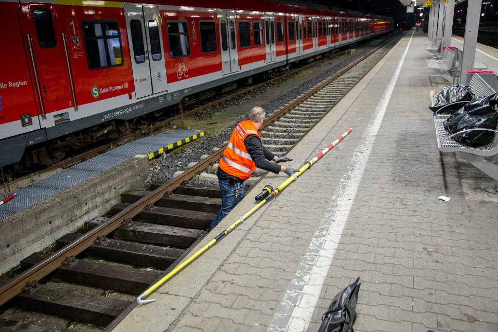 Zwei junge Menschen haben sich am Schorndorfer Bahnhof lebensgefährliche Verletzungen zugezogen, als sie auf eine S-Bahn kletterten und einen Stromschlag erlitten.