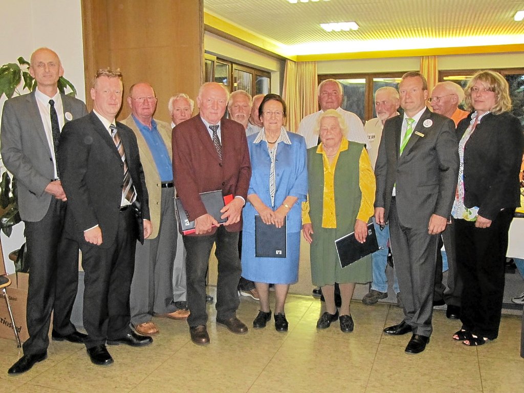 Bankvorstand Clemens Grießhaber (Dritter von rechts) ehrte langjährige Mitglieder.   Fotos: Braun