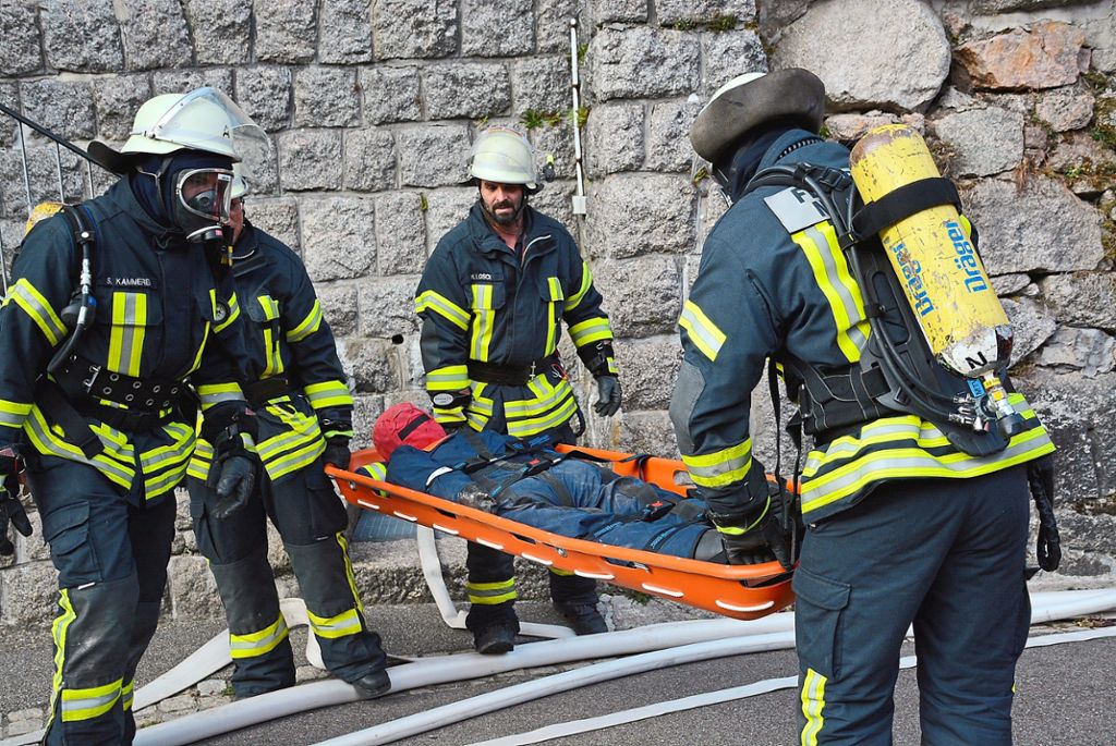 Die Atemschutzträger der Nußbacher Feuerwehr retten eine bewusstlose Person aus dem Gasthaus  s`Felix  und transportieren sie ab.