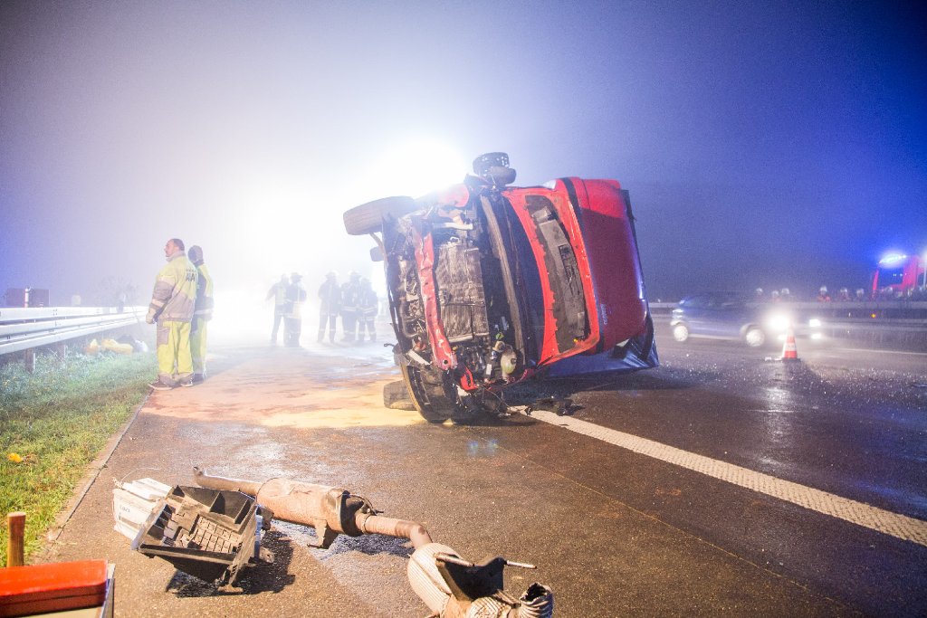 Bei einem schweren Unfall auf der A8 bei Wendlingen sind in der Nacht zum Dienstag acht Autos beschädigt worden, als sie mit einer Lkw-Ladung kollidierten. Foto: www.7aktuell.de | Simon Adomat