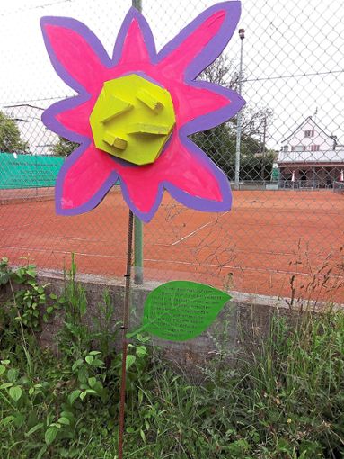 Zum Beispiel an den Tennisplätzen steht diese Blume – und informiert über die dortigen Planungen für die Gartenschau. Foto: Holbein Foto: Schwarzwälder Bote