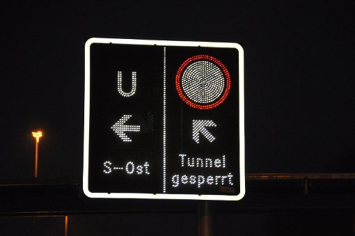 Nach einem Unfall mit fünf Verletzten musste der Wagenburgtunnel am Montag gesperrt werden. Foto: Andreas Rosar Fotoagentur-Stuttgart