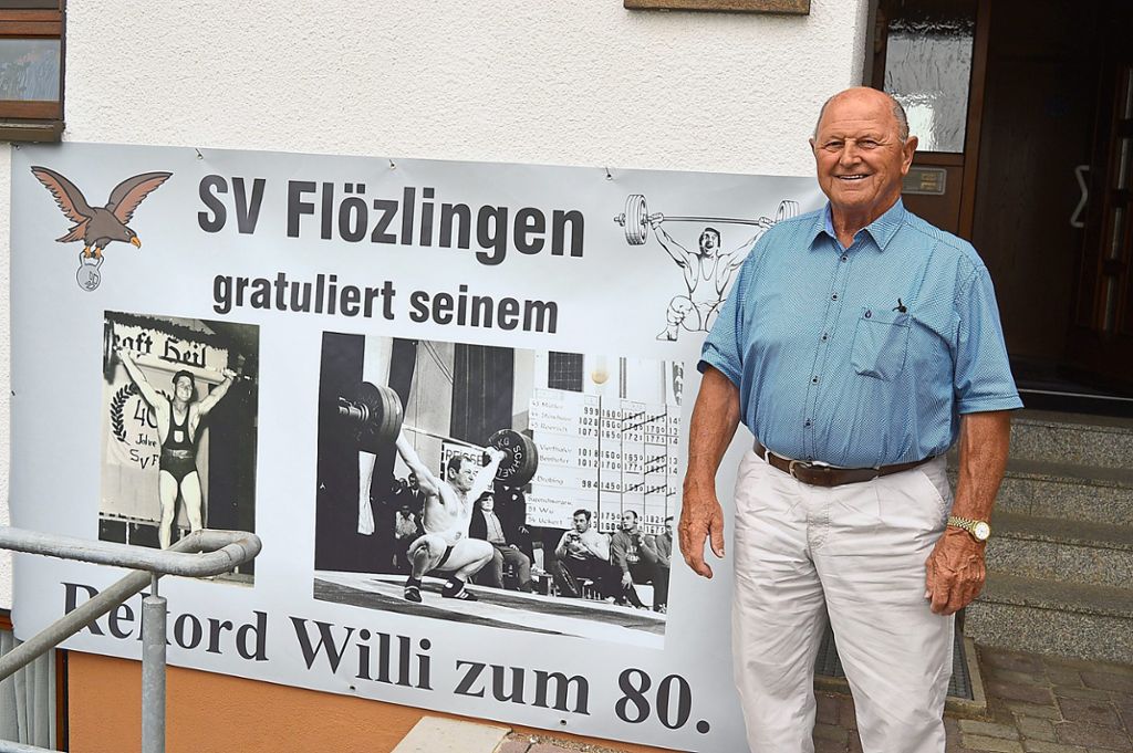 Mit einem Riesenplakat gratulierten Müllers Sportfreunde ihrem Rekord-Willi zum 80. Geburtstag. Foto: Bantle Foto: Schwarzwälder Bote