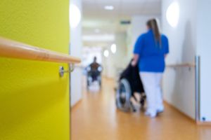 Seit vielen Wochen dürfen Bewohner von Alten- und Pflegeheimen und Patienten in Krankenhäusern nicht besucht werden - wegen der Corona-Pandemie. Nun steht fest, ab wann dieses Verbot gelockert wird. Foto: dpa