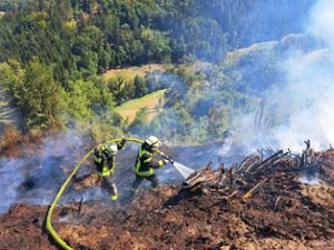 Die Feuerwehrmänner löschen die Glutnester hoch über dem Tal. Foto: Feuerwehr Hausach