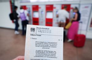 Von Juni bis August wurden 52 Millionen 9-Euro-Tickets verkauft.  Die Politik steht unter erheblichem Druck, einen  Nachfolger zu beschließen. Foto: dpa/Christian Charisius