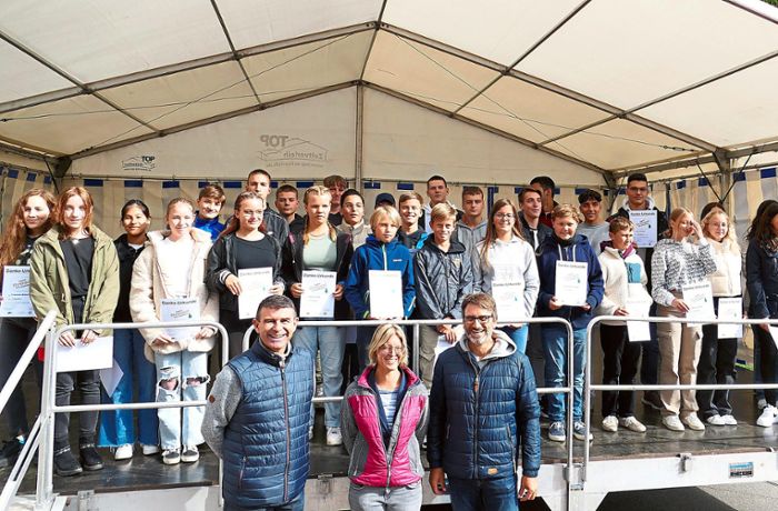 Ehrenamt wird anerkannt: Gemeinde Pfalzgrafenweiler zeichnet 65 Jugendliche aus