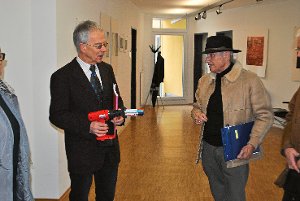 Gerhard Liehner hält die Friedenspistole in der Hand, die Künstler Harald Schwaiger kreiert hat.  Foto: Bantle Foto: Schwarzwälder-Bote