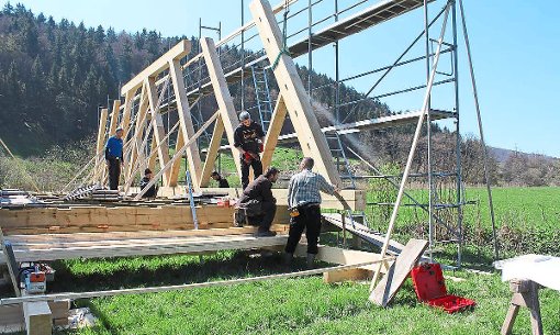 Die Holzkonstruktion der Zimmerer Holzbrücke ist schon zu erkennen. Die Bauarbeiten für das Projekt sind wegen des schlechten Wetters verzögert angelaufen, so dass die neue Brücke bis zum Maifest des Musikvereins nicht komplett fertig wird.  Foto: Freudig