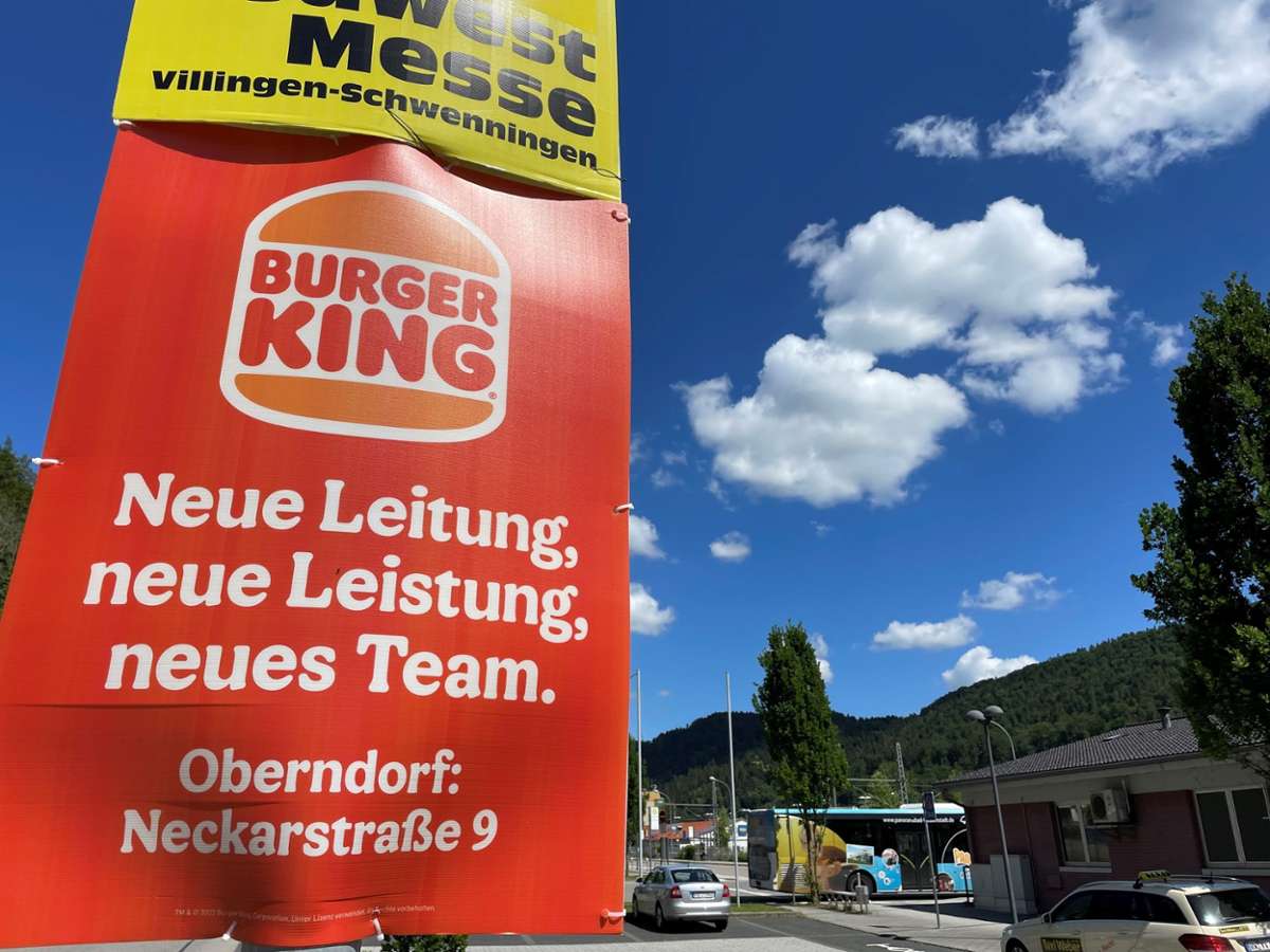 Öffnet etwa Burger King bald wieder seine Filiale in Oberndorf? Am Bahnhof machen Schilder auf Burger King aufmerksam.
