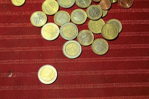 Thailändische Zehn-Baht-Münzen (links unten) sind derzeit in Rottenburg im Umlauf und bei Unaufmerksamkeit schnell mit Zwei-Euro-Münzen zu verwechseln.Foto: Baum Foto: Schwarzwälder Bote