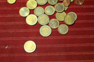 Thailändische Zehn-Baht-Münzen (links unten) sind derzeit in Rottenburg im Umlauf und bei Unaufmerksamkeit schnell mit Zwei-Euro-Münzen zu verwechseln.Foto: Baum Foto: Schwarzwälder Bote