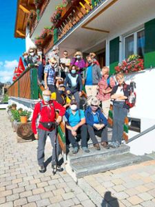 Auch wenn die Mitglieder des Wandervereins Owingen ab und an den  Mundschutz anlegen mussten, so machte ihnen die  Tour in den Bregenzerwald viel Vergnügen.Foto: Wanderverein Foto: Schwarzwälder Bote