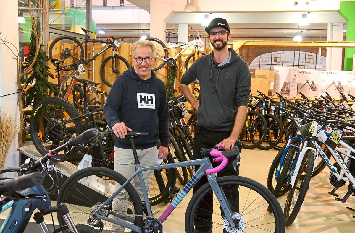 Bernhard Reichenberger (links) und sein Mitarbeiter Cedric Fetzer sind für die Fahrradsaison 2022 Vorbereitet. Mit Ihrem eigenen Fahrradmodell, dem RCB sind sie bestens gewappnet.