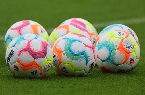 Neue Bälle, bitte – die Bundesliga spielt eine Kugel in modifiziertem Design. Foto: imago/Herbert Bucco