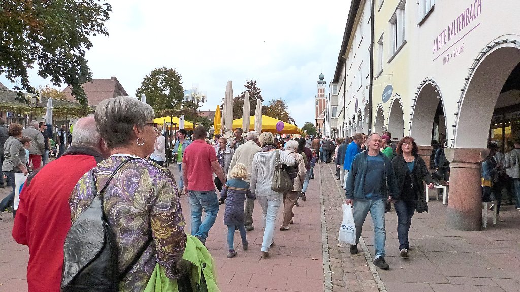 Jede Menge los war am Sonntag in Freudenstadt. Neben dem Kunsthandwerkermarkt luden auch die Geschäfte zu einem Bummel ein.