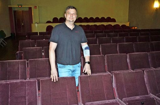 Florian Hammann betreibt das Kurtheater Schömberg. Von Filmen und dem Charme „seines“ Kinos ist er begeistert. Foto: Krokauer