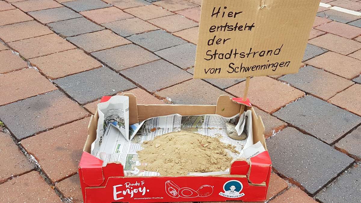 Klein aber oho?!: Kurioser Stadtstrand-Scherz belustigt Schwenninger Marktbesucher