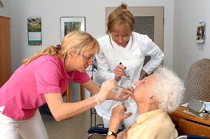 Kooperationsverträge mit Pflegeheimen sollen die Arbeit für Zahnärzte attraktiver machen. Foto: Wiedl/dpa