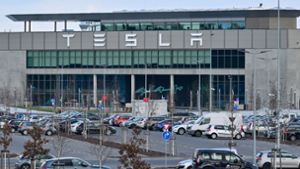 Nur wenige Autos von Mitarbeitern der Tesla-Gigafactory Berlin-Brandenburg stehen vor dem Werk. Foto: Patrick Pleul/dpa