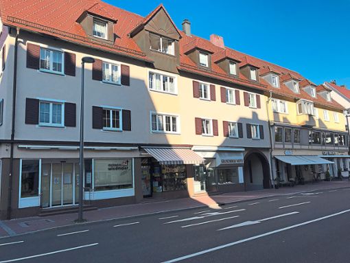 Das Gebäude Loßburger Straße 3 erhielt 32 neue Klappläden. Foto: Schwarz Foto: Schwarzwälder Bote