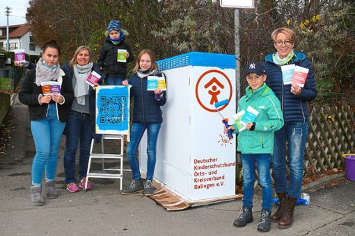 Heinke Grieshaber (Zweite von links) und Bettina Luippold  (rechts) haben die Organisation der Malaktion übernommen. Foto: Hauser Foto: Schwarzwälder Bote