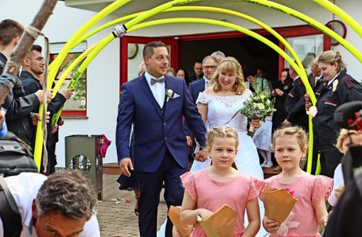 Melanie und Frank Flieg haben im Feuerwehrhaus in Grosselfingen geheiratet Foto: Wolf
