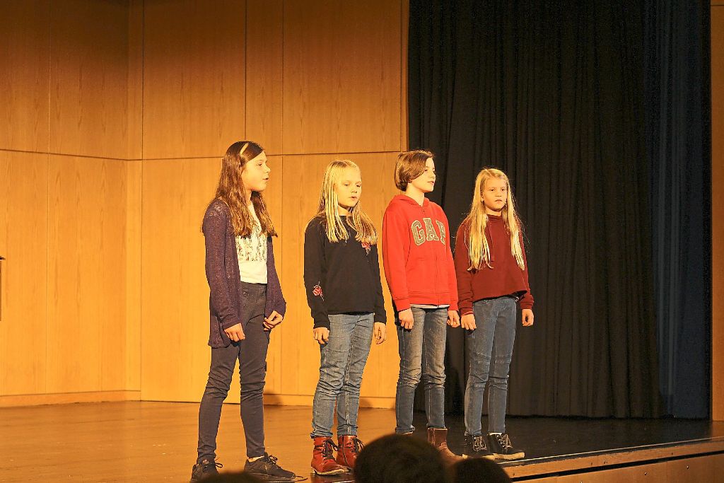 Geballte Vielfalt: Ein Mädchen-Quartett sang Wenn die wilden Winde, Luisa Dürr (Mitte) trug   eigene     Gedichte vor. Das Bild rechts zeigt eine Szene aus Eine Reihe seltsamer Begegnungen.