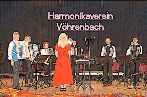 Vor mehr als drei Jahren hat Karin Messner die musikalische Leitung des Hamonikavereins Vöhrenbach übernommen. Aber erst jetzt konnte sie sich aufgrund von Corona erstmals mit einem gelungenen Jahreskonzert der Öffentlichkeit präsentieren. Foto: Heimpel