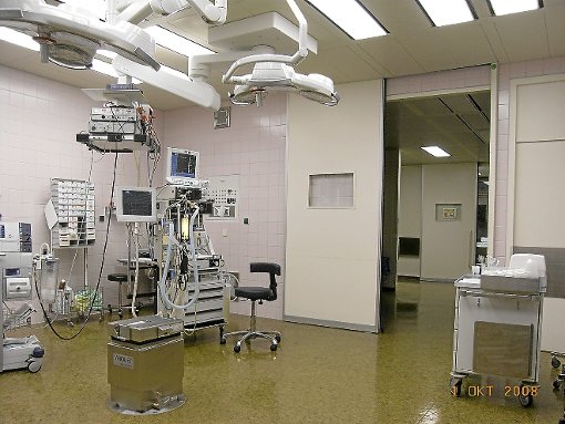 Die Ausstattung, wie hier in einem Operationssaal des Krankenhauses Freudenstadt, ist modern. Sanierungsbedarf gibt es in vielen anderen Bereichen. Foto: Archiv