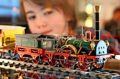 Ein Kind schaut sich das Märklin-Model der historischen Lokomotive Adler an Foto: dpa
