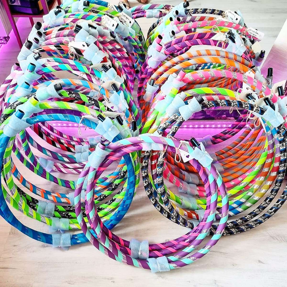 In allen erdenklichen Farben sind die Hula-Hoop-Reifen made in Täbingen zu haben. Quelle: Unbekannt