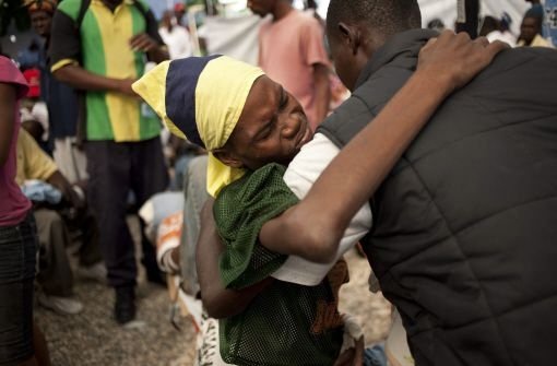 Leid auf Haiti: Ein Vater stützt seinen an Cholera erkrankten Sohn in einem haitianischen Krankenhaus. Foto: dpa