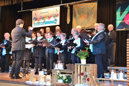 Die Chorgemeinschaft begeistert ihre Zuhörer mit einem abwechslungsreichen Programm. Fotos: Reinhardt Foto: Schwarzwälder Bote