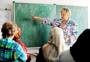 Deutschunterricht erhalten die Asylbewerber in Isingen jetzt an vier Tagen in der Woche – plus einer Hausaufgabenbetreuung am Nachmittag. Symbol-Foto: Wagner Foto: Schwarzwälder-Bote