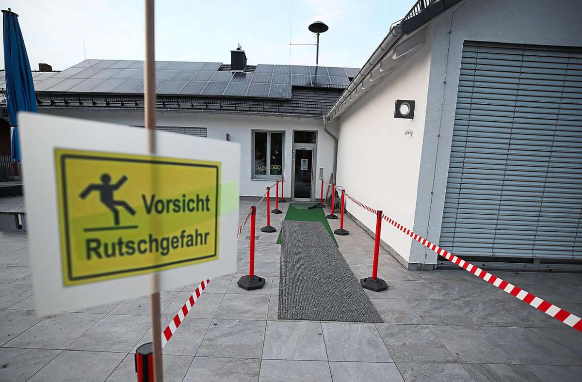Rutschpartie zum Kindergarten: Ärger über Gehwegplatten im Bereich der Schloßberghalle in Kappel