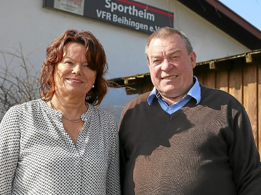 Brigitte und Reinhold Lange sind jetzt beide Ehrenmitglieder des VfR Beihingen.  Foto: Priestersbach Foto: Schwarzwälder-Bote