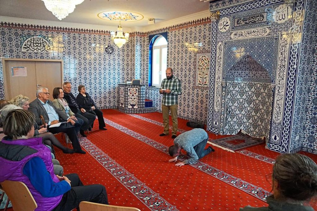 Wie läuft ein muslimisches Gebet in der Mosche ab, wie ist die Hechinger Moschee organisiert? Das waren Fragen, die unter anderem Baykan Akdogan am Tag der offenen Tür beantwortete.  Die Gemeindemitglieder waren an Grill und Backofen fleißig und bewirteten muslimische und einfach nur interessierte Besucher mit gleicher Begeisterung.