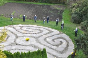 Ein begehbares Labyrinth im Park  lädt zur Suche nach der eigenen Lebensmitte ein.Foto: Pfautsch Foto: Schwarzwälder Bote