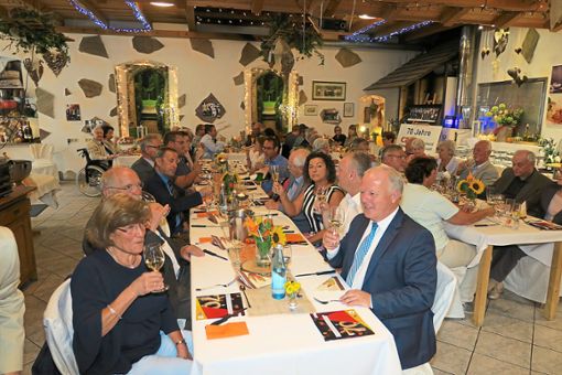 Gemeinsam stoßen Mitglieder und Gäste auf das 70-Jährige des CDU-Ortsverbands Friesenheim-Heiligenzell an.  Fotos: Bohnert-Seidel Foto: Schwarzwälder Bote