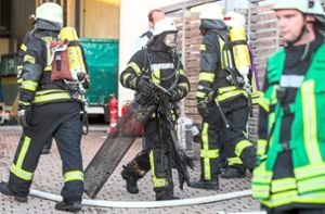 In Brigachtal geriet am Montagabend in einem Unternehmen eine Absauganlage in Brand. Die verkohlten Teile brachte die Feuerwehr ins Freie. Foto: Eich