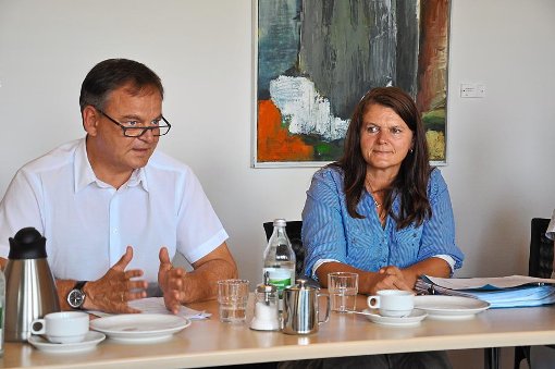 Landrat Frank Scherer und Alexandra Roth, die Leiterin des Migrationsamts, wissen nicht, wohin mit den Flüchtlingen. Foto: sad