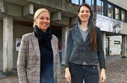 Bianca Staiger (links) und Alina Meinel von der Volkshochschule freuen sich bereits auf den Start des Sommersemesters. Foto: Moser