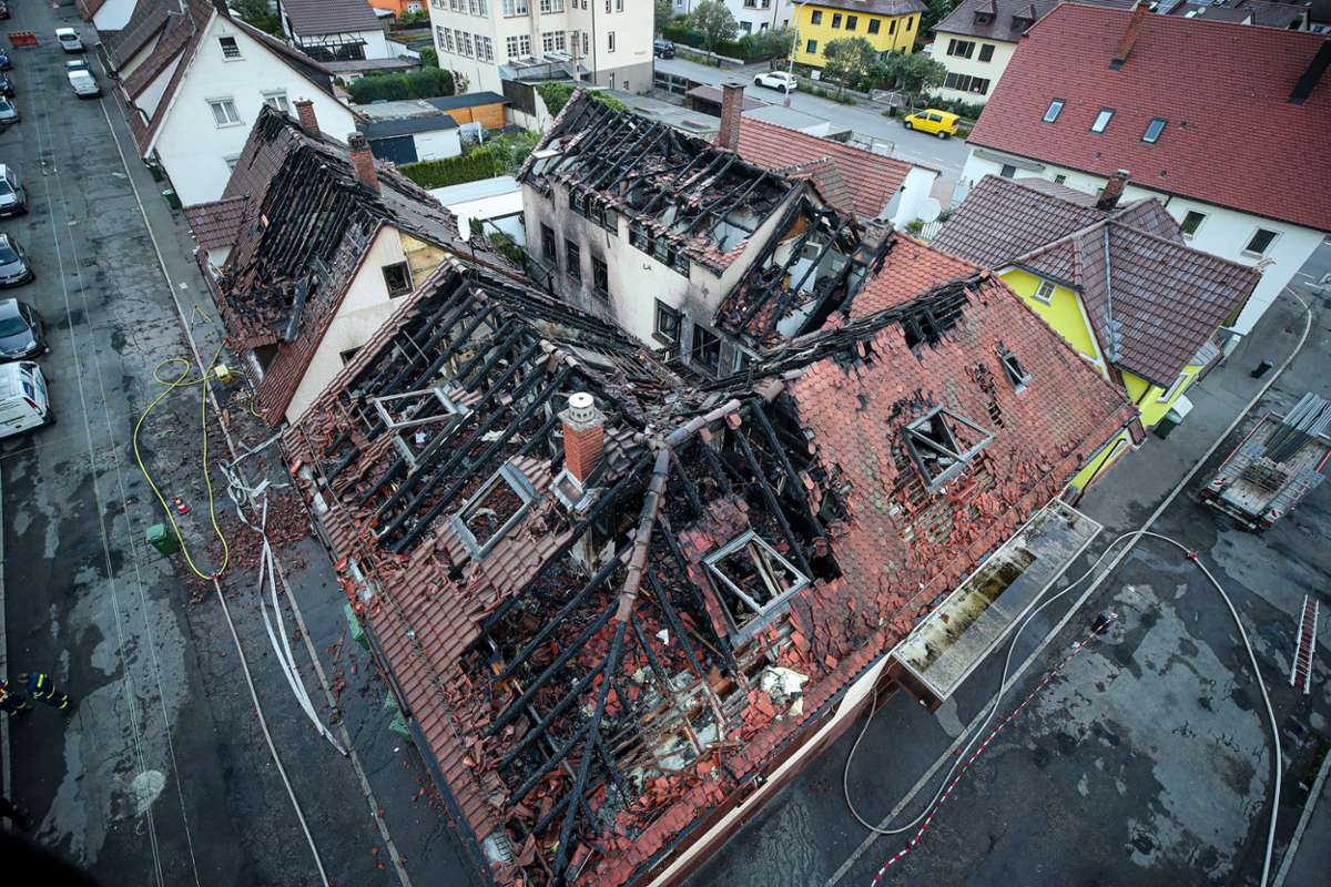 Von der Drehleiter aus wird das gesamte Ausmaß des verheerenden Großbrandes in Schwenningen deutlich.